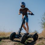 Поверителен скутер на открито в планината, приключение на природата България.