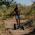 Земен тройник и карабинове колела, карамфил на природна пътека.