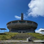 Модернистка църква в България с уникален конструктивен дизайн и панорамна гледка към природата.