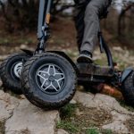 Млади жени със сигурно изглеждащи мотоциклети и каски в природата, подходящи за екстремни спортове Bulgariа.