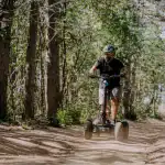 Заснемане на екстремен мотор върху хълмист горски път в България.