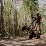 Окачващ се електрически скутер за планински приключения в България.